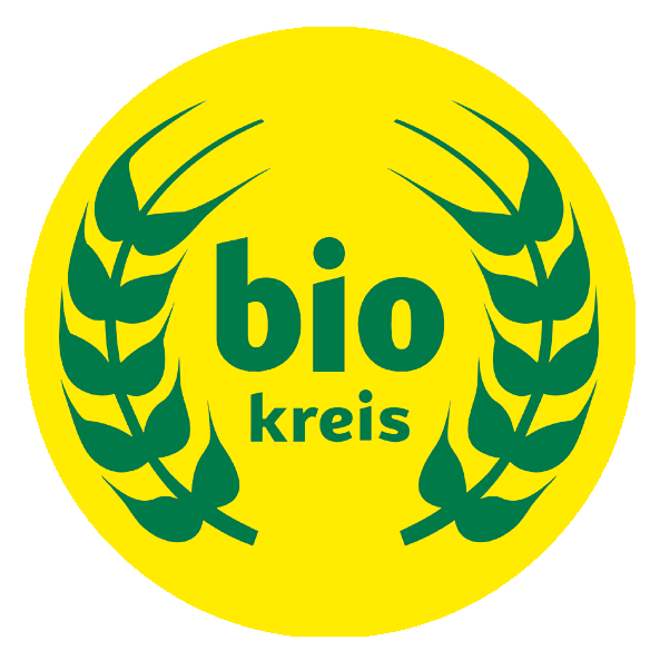 Der Schriftzug "biokreis" umgeben von grünen Ähren vor einem gelben Hintergrund