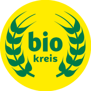 Der Schriftzug "biokreis" umgeben von grünen Ähren vor einem gelben Hintergrund