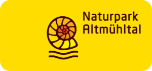 Eine versteinerte Schnecke neben der Aufschrift "Naturpark Altmühltal" vor gelben Hintergrund.