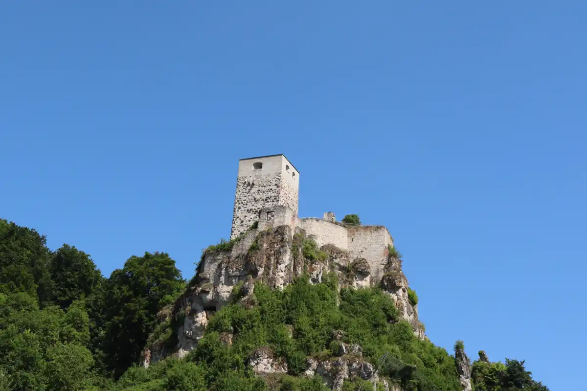 Die Burg überragt das Tal